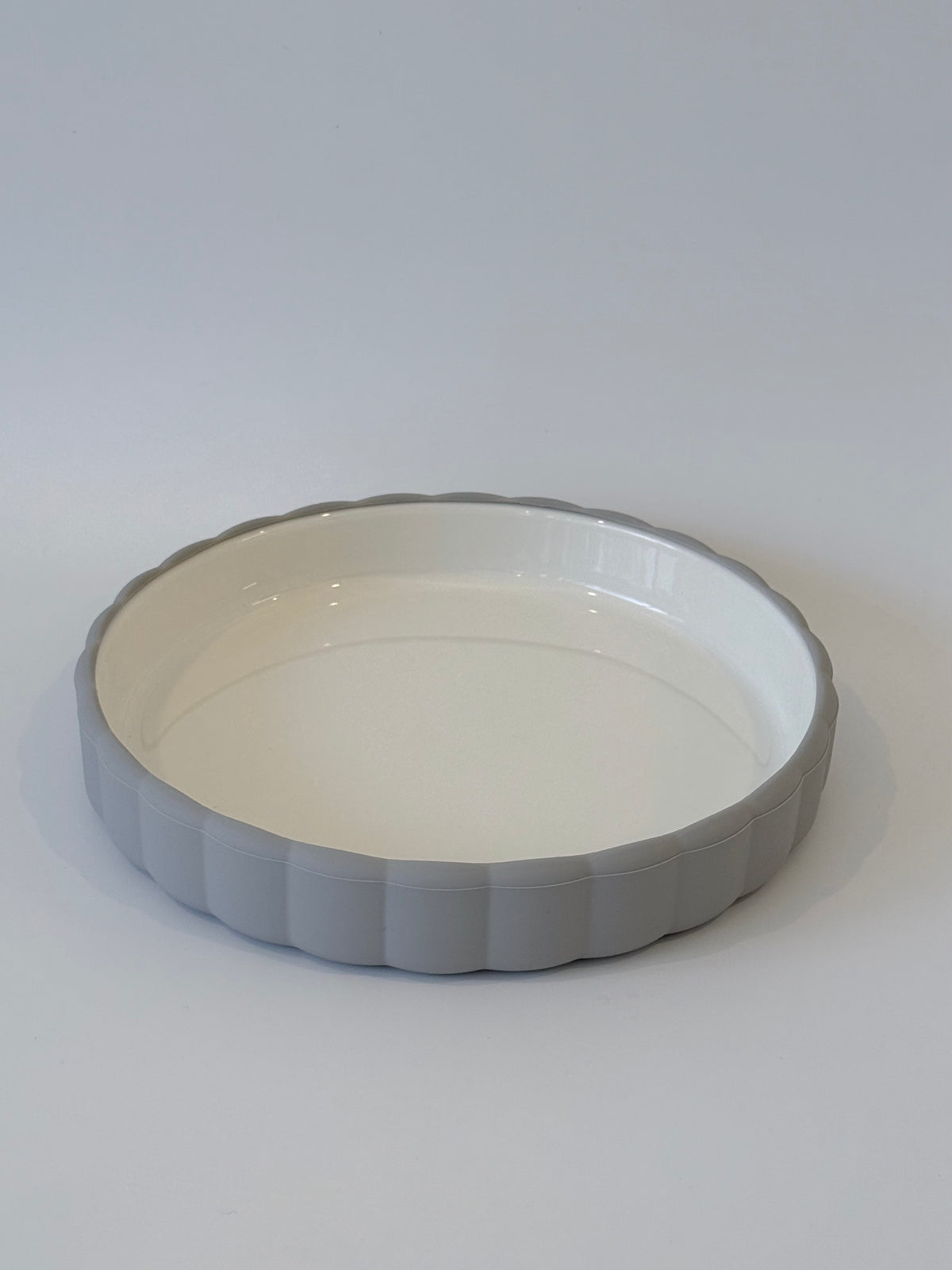Ceramic Plate With Scallop Silicone Sleeve