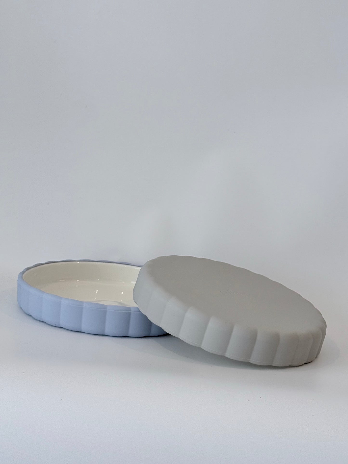 Ceramic Plate With Scallop Silicone Sleeve