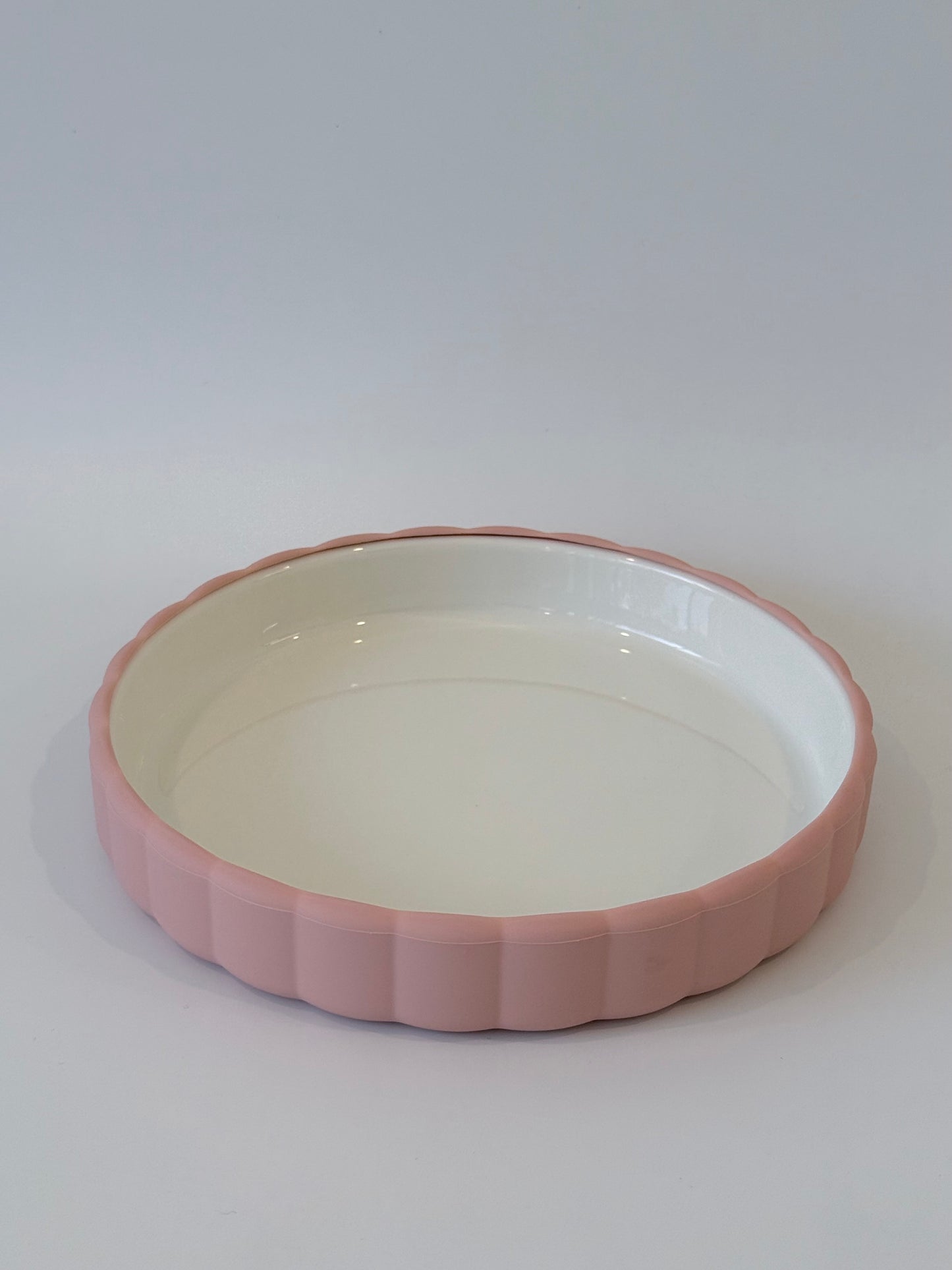 Ceramic Plate With Scallop Silicone Sleeve