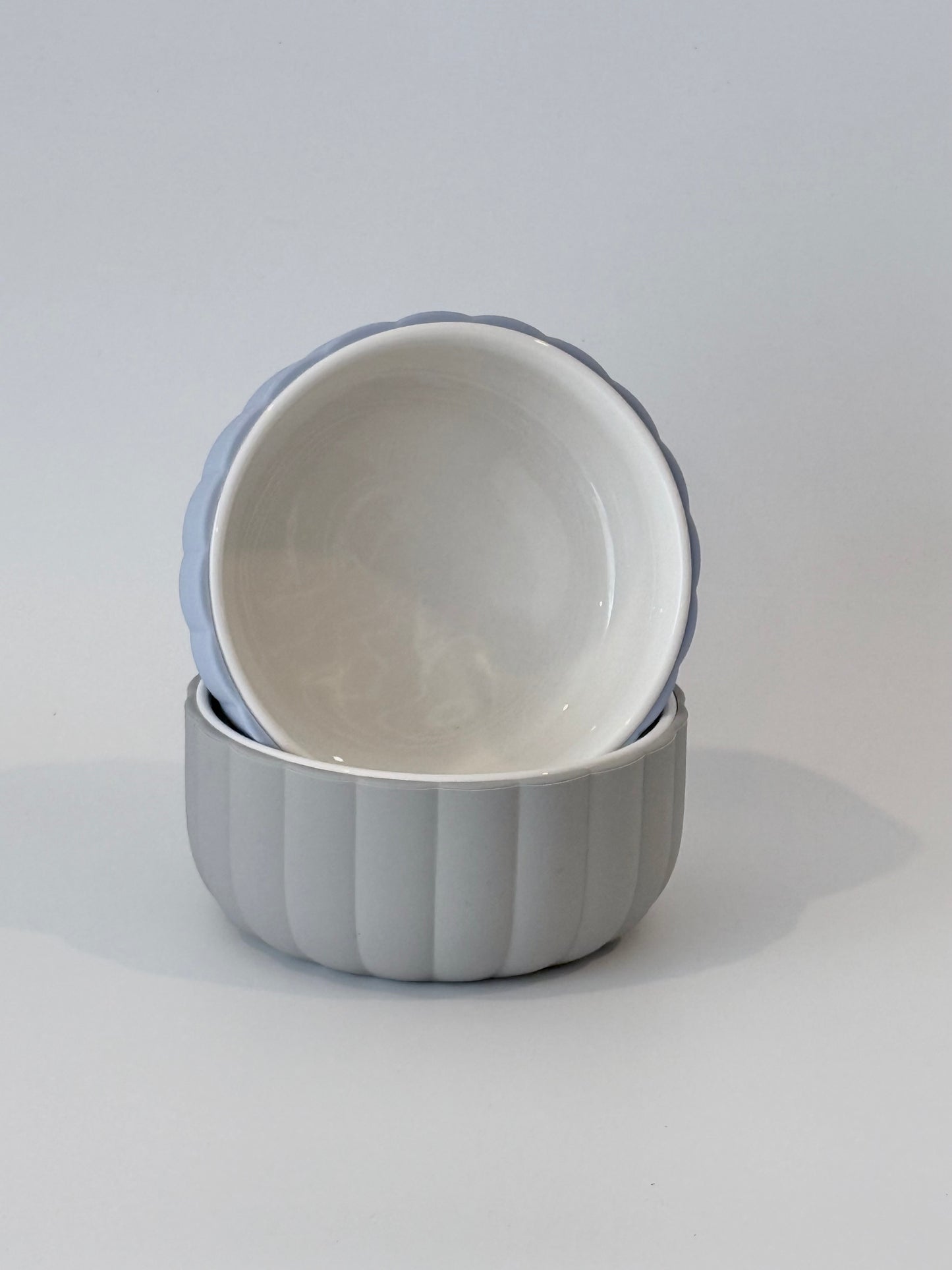 Ceramic Bowl With Scallop Silicone Sleeve