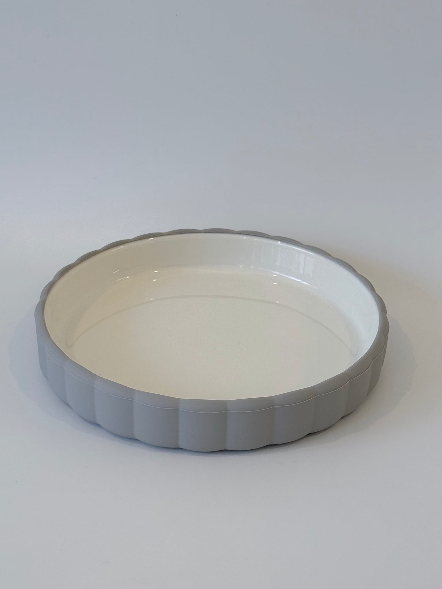 Ceramic Plate With Scallop Silicone Sleeve