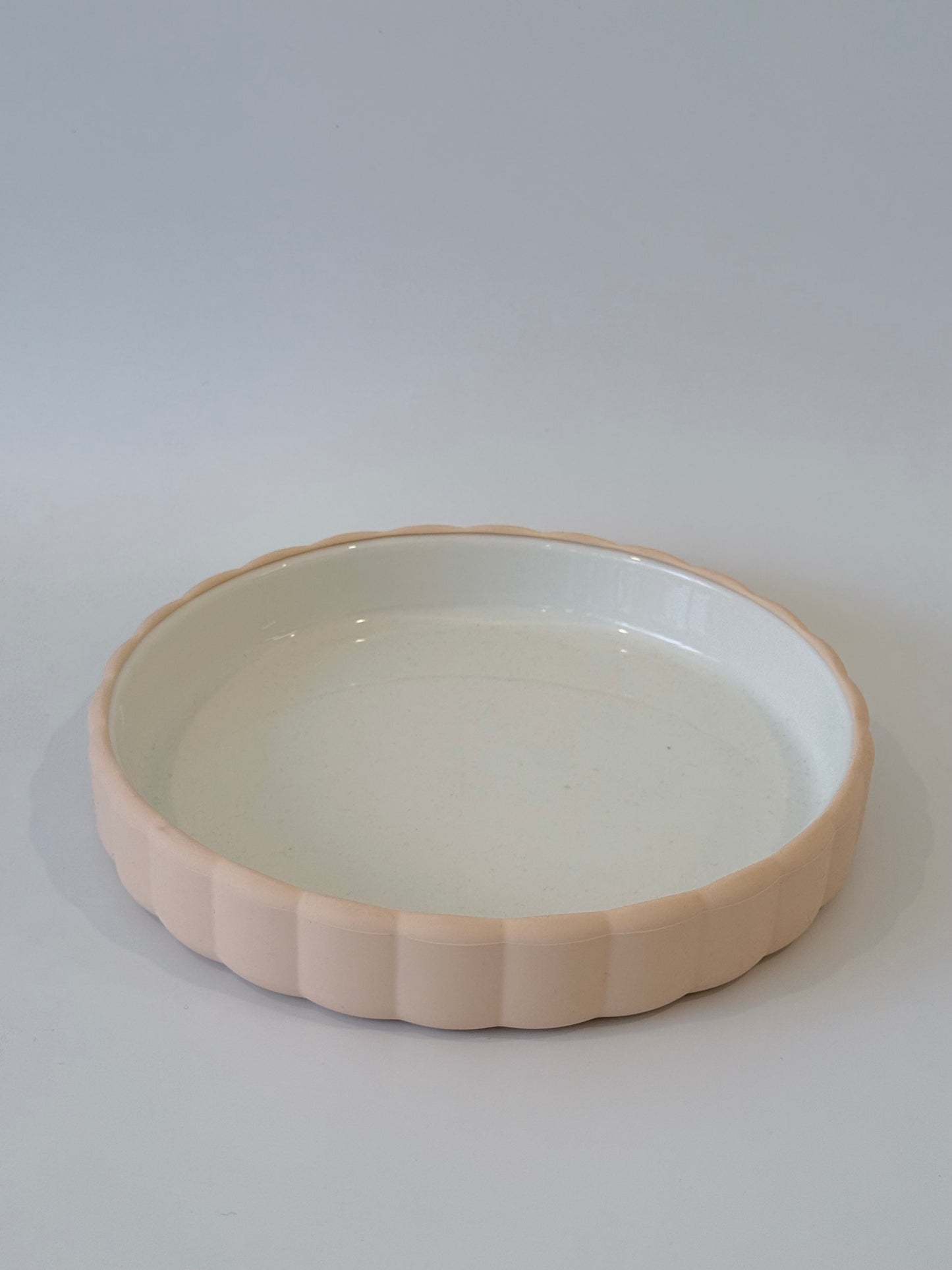 Ceramic Plate With Scallop Silicone Sleeve