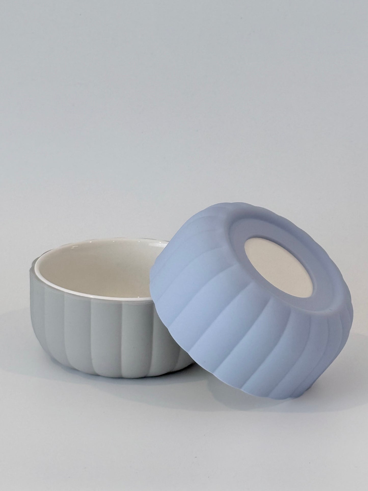 Ceramic Bowl With Scallop Silicone Sleeve